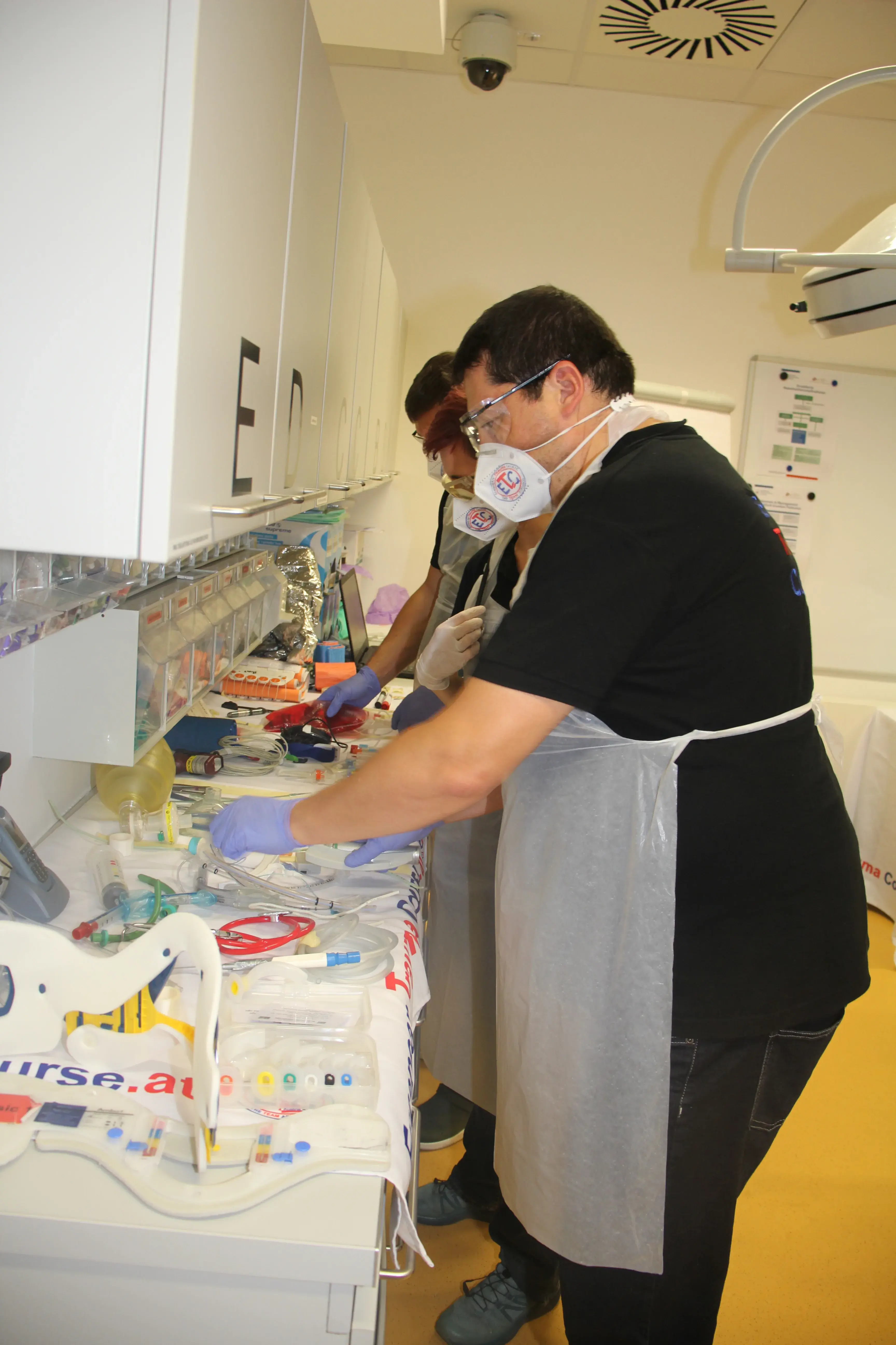 A multidisciplinary ETC Austria team working together during a simulation exercise.